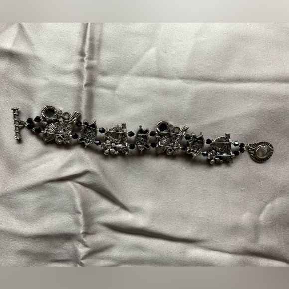 Pretty black tone stone artisan bracelet - Picture 2 of 7